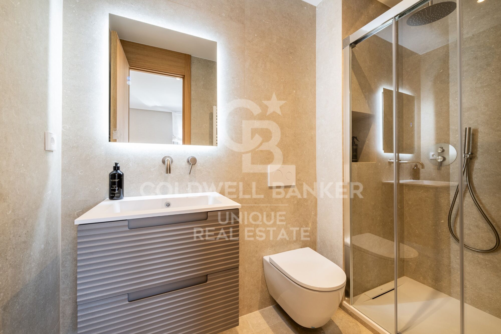Renovated exterior flat with garage and storage room in Trafalgar, Madrid