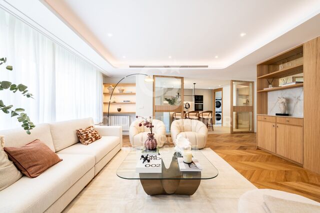 Appartement extérieur rénové avec garage et débarras à Trafalgar, Madrid