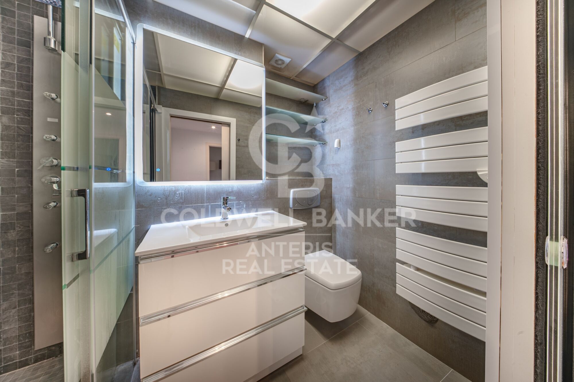 High-floor apartment for sale on the seafront in Fenals Beach, Lloret de Mar