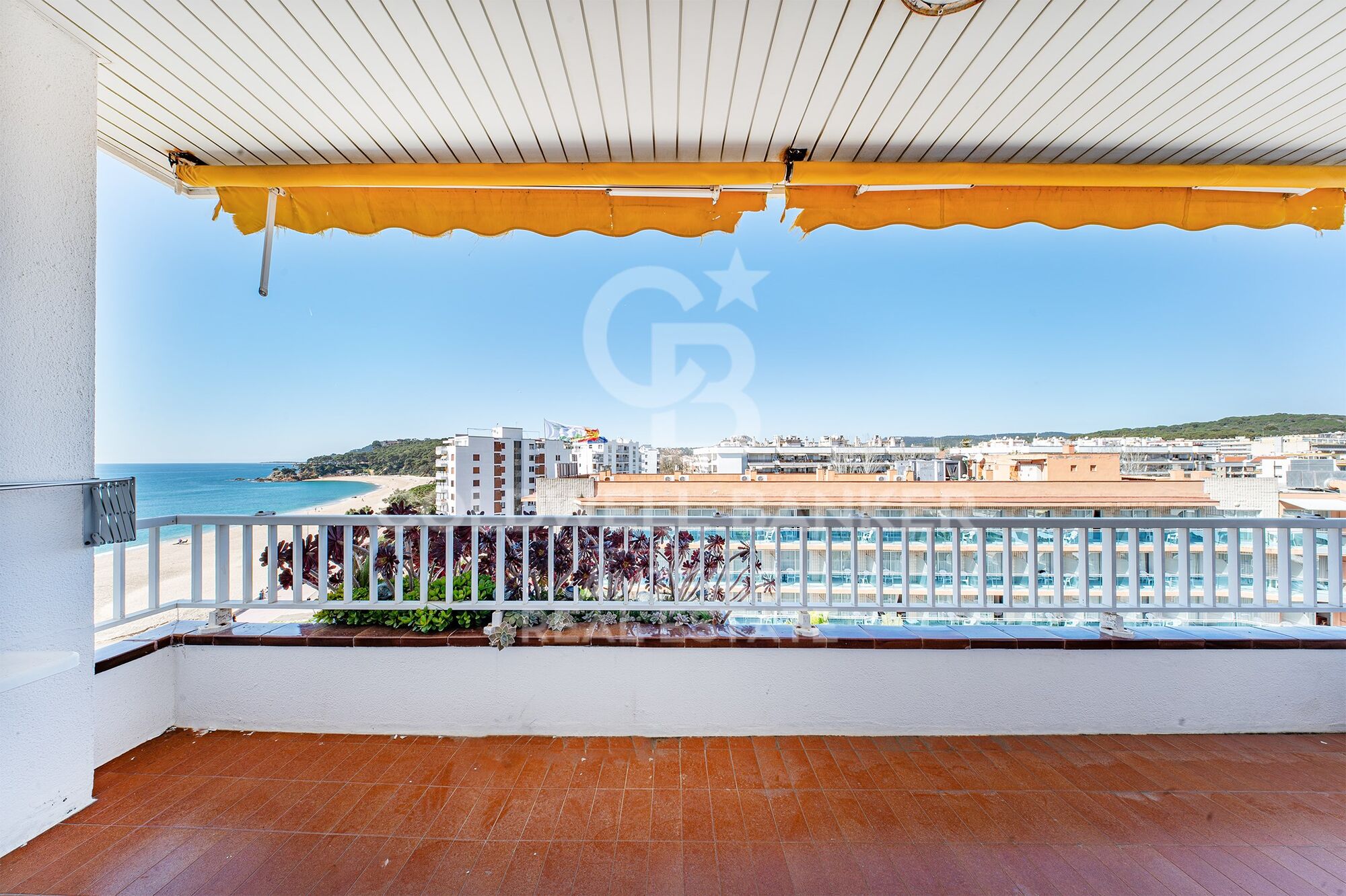 Piso alto en venta en primera línea de mar en Playa de Fenals, Lloret de Mar