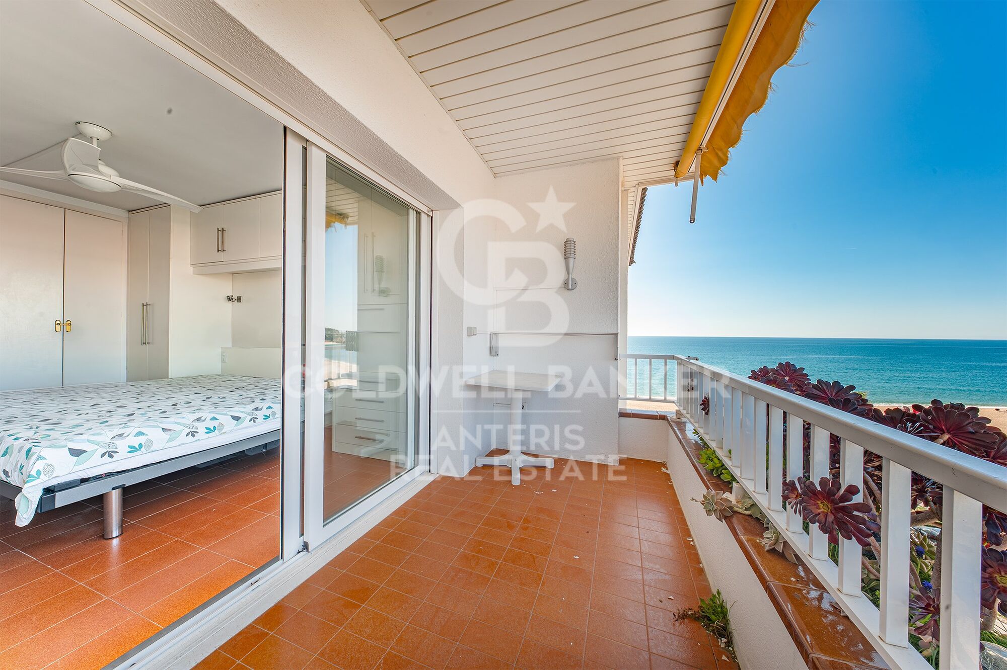 Piso alto en venta en primera línea de mar en Playa de Fenals, Lloret de Mar