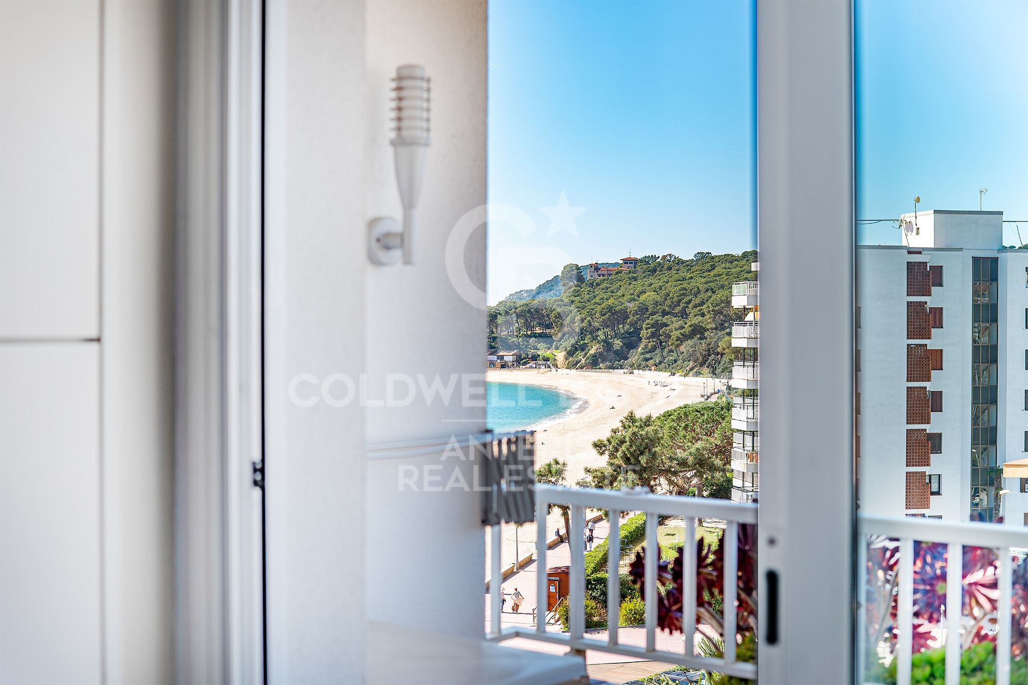 High-floor apartment for sale on the seafront in Fenals Beach, Lloret de Mar