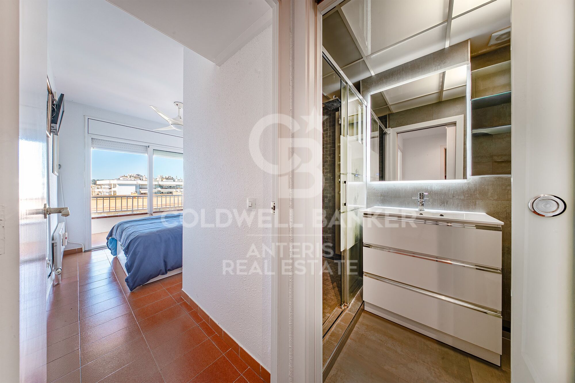 Piso alto en venta en primera línea de mar en Playa de Fenals, Lloret de Mar