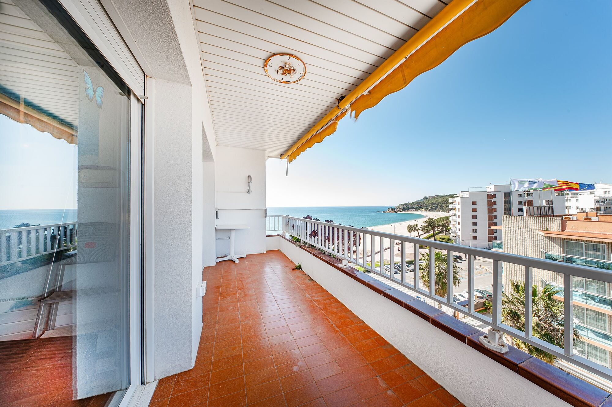 High-floor apartment for sale on the seafront in Fenals Beach, Lloret de Mar