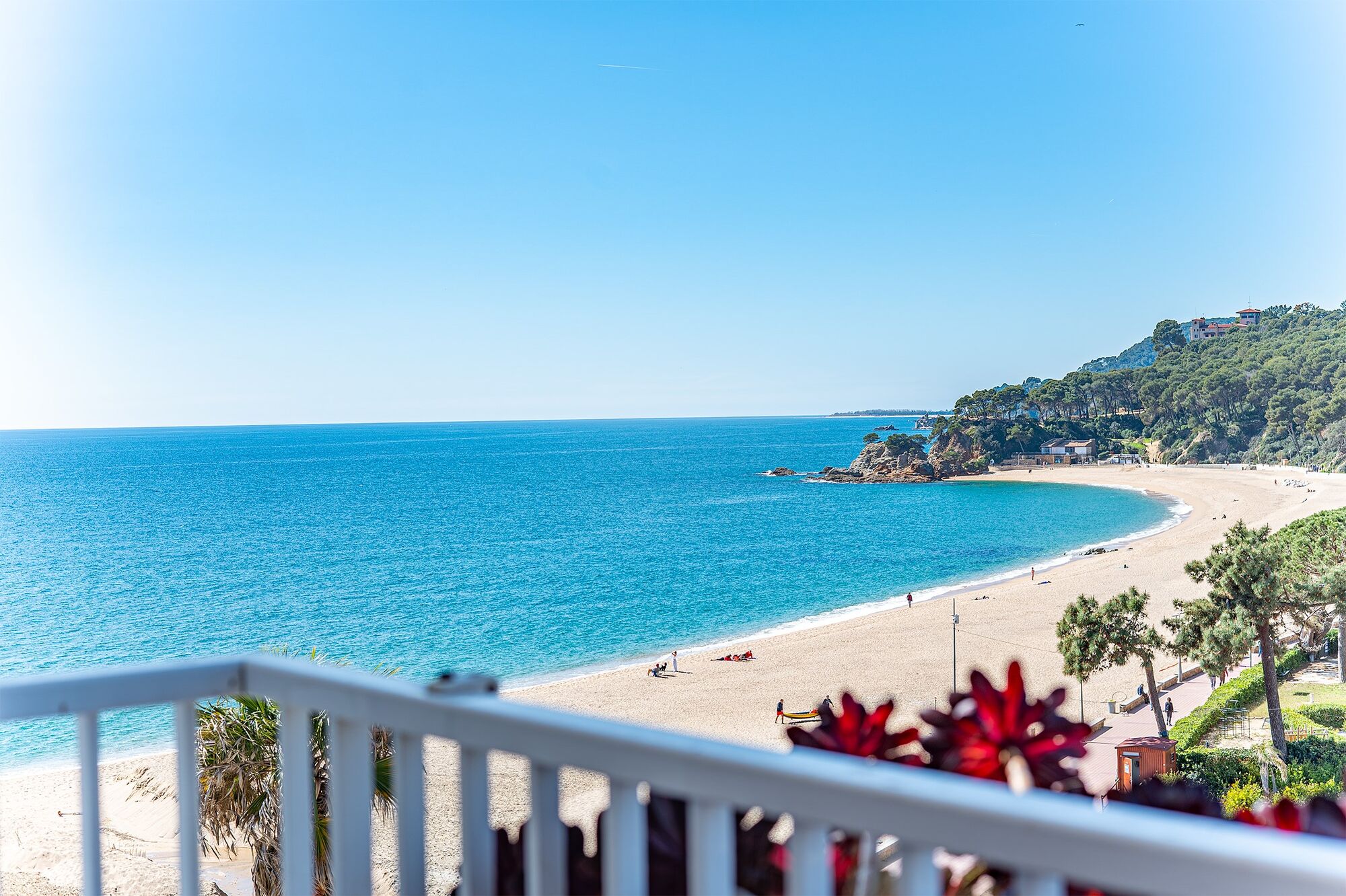High-floor apartment for sale on the seafront in Fenals Beach, Lloret de Mar