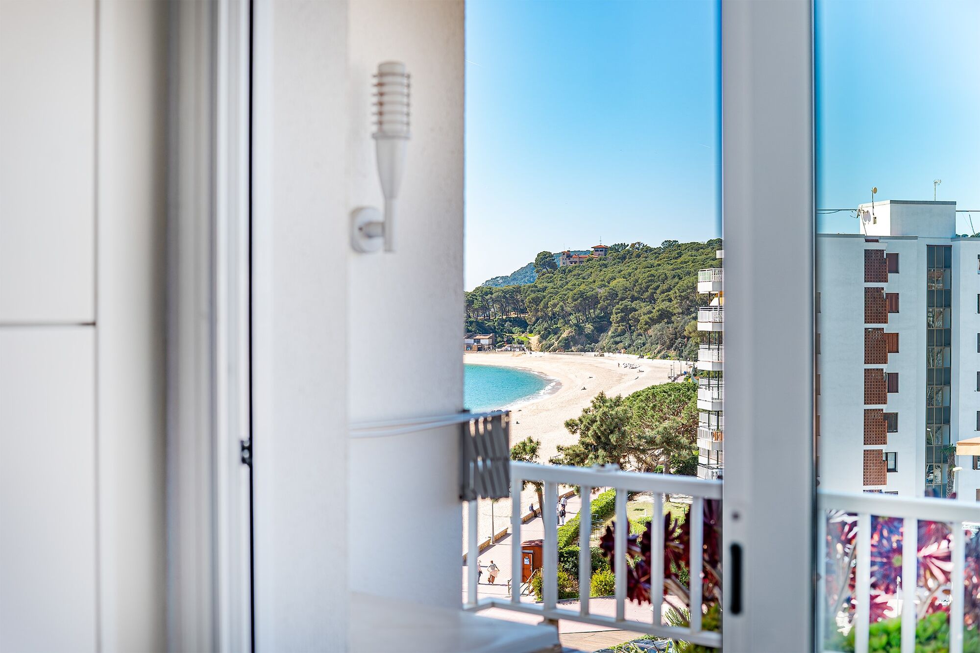 High-floor apartment for sale on the seafront in Fenals Beach, Lloret de Mar