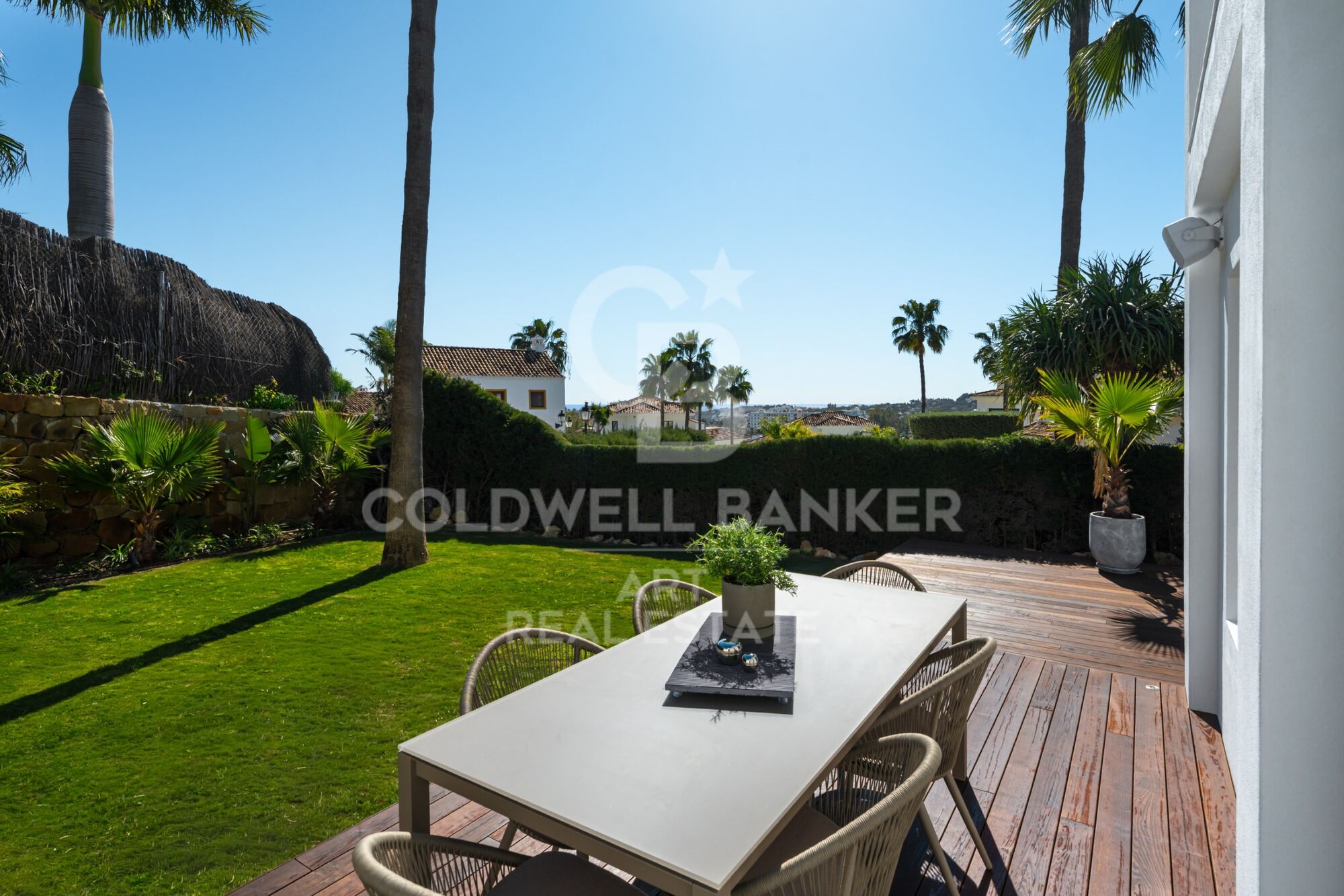 Preciosa villa con vistas abiertas al mar y al golf- Marbella