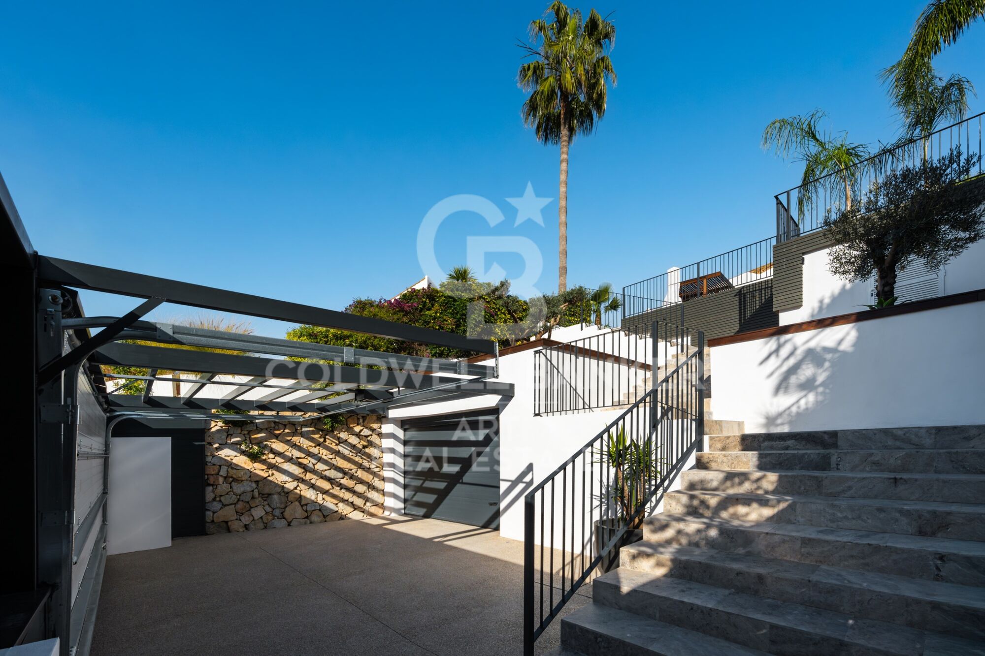 Preciosa villa con vistas abiertas al mar y al golf- Marbella