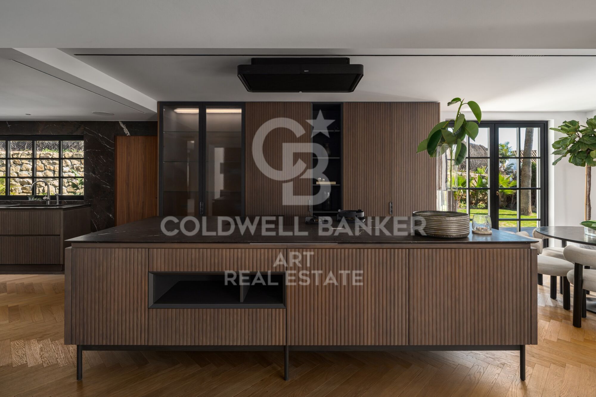 Preciosa villa con vistas abiertas al mar y al golf- Marbella