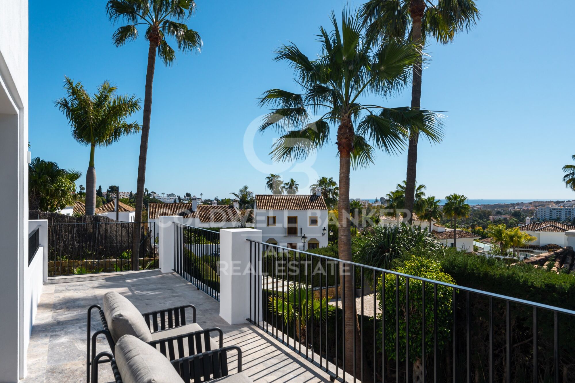 Preciosa villa con vistas abiertas al mar y al golf- Marbella