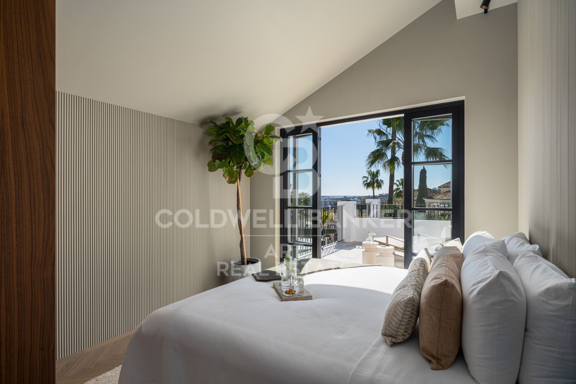 Preciosa villa con vistas abiertas al mar y al golf- Marbella