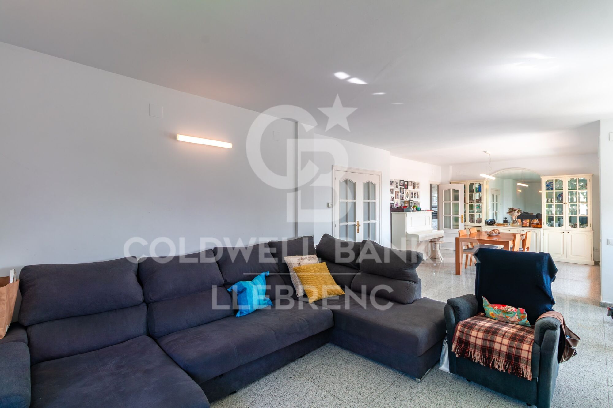 Casa unifamiliar con piscina, jardín y amplias terrazas en venta en La Plana - Bellsoleig