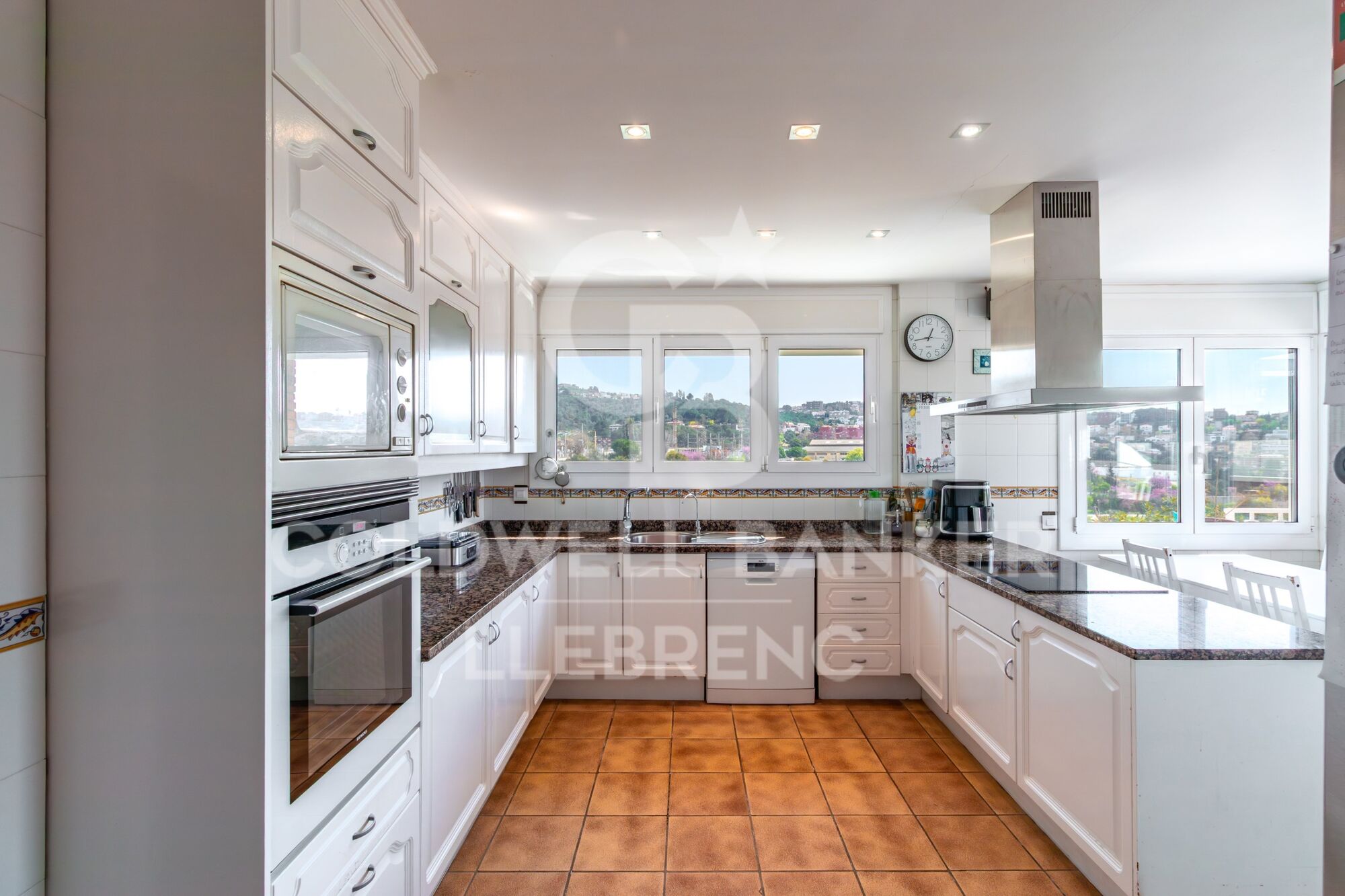 Casa unifamiliar con piscina, jardín y amplias terrazas en venta en La Plana - Bellsoleig