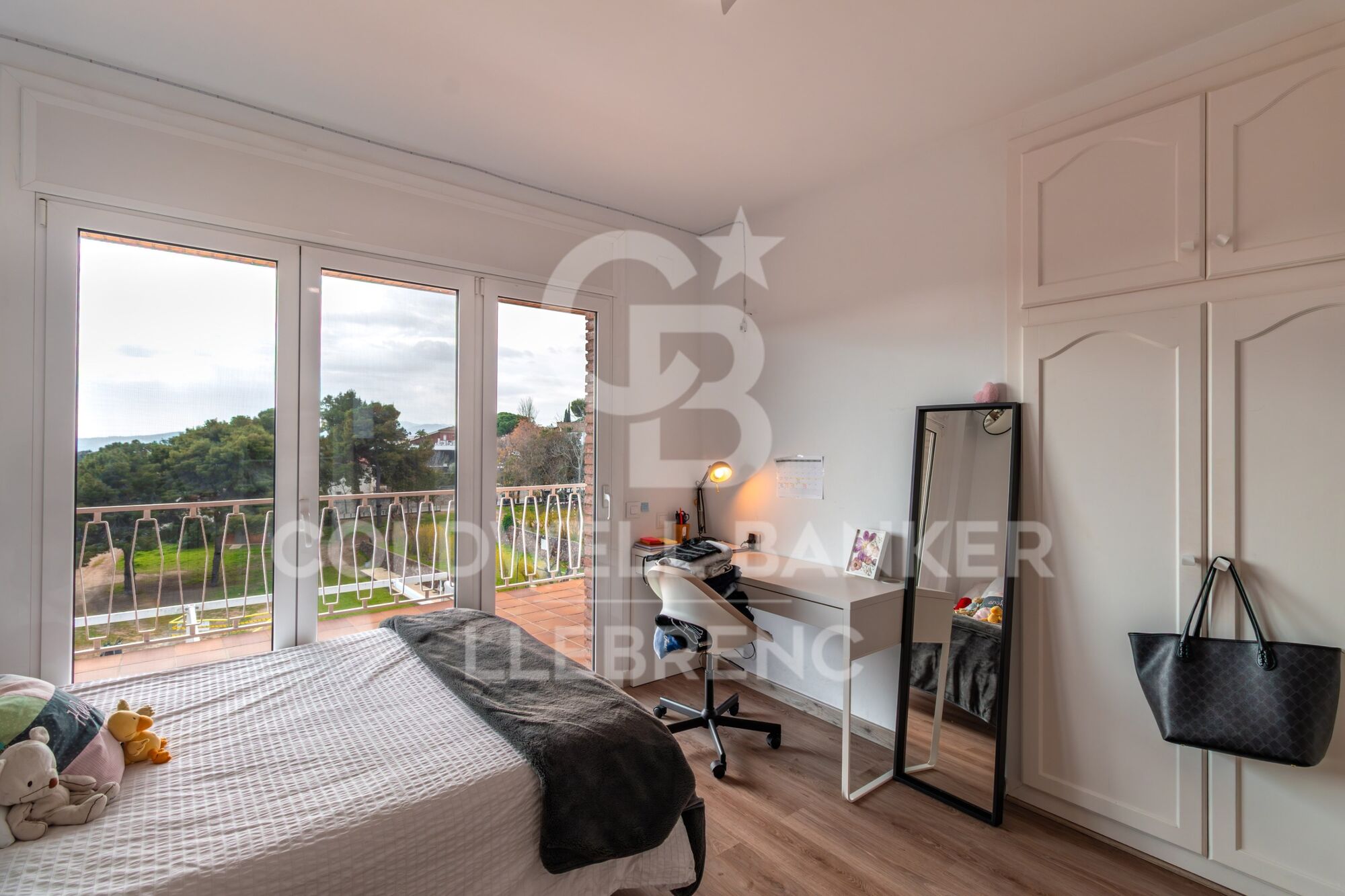 Casa unifamiliar con piscina, jardín y amplias terrazas en venta en La Plana - Bellsoleig