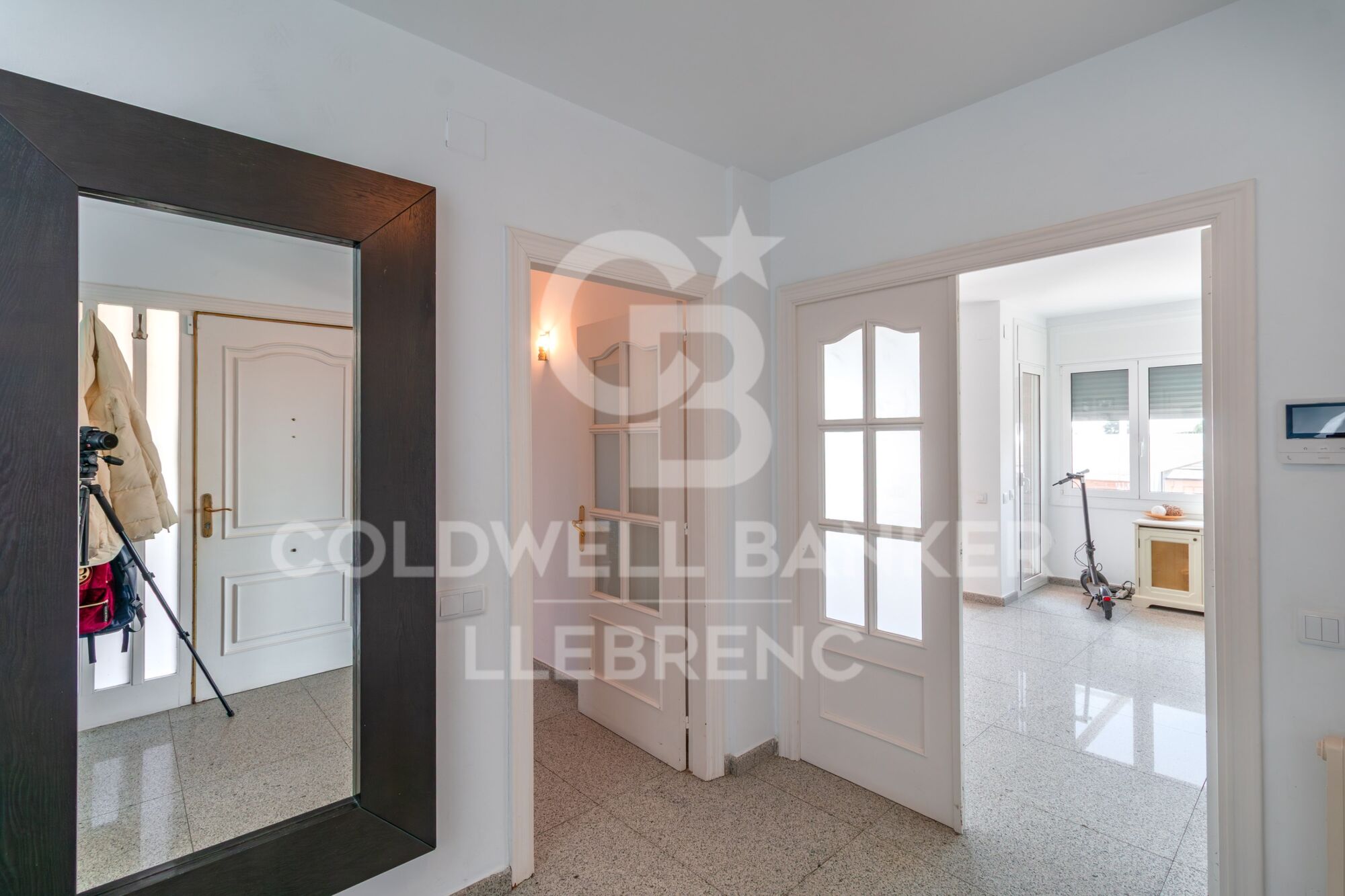Casa unifamiliar con piscina, jardín y amplias terrazas en venta en La Plana - Bellsoleig
