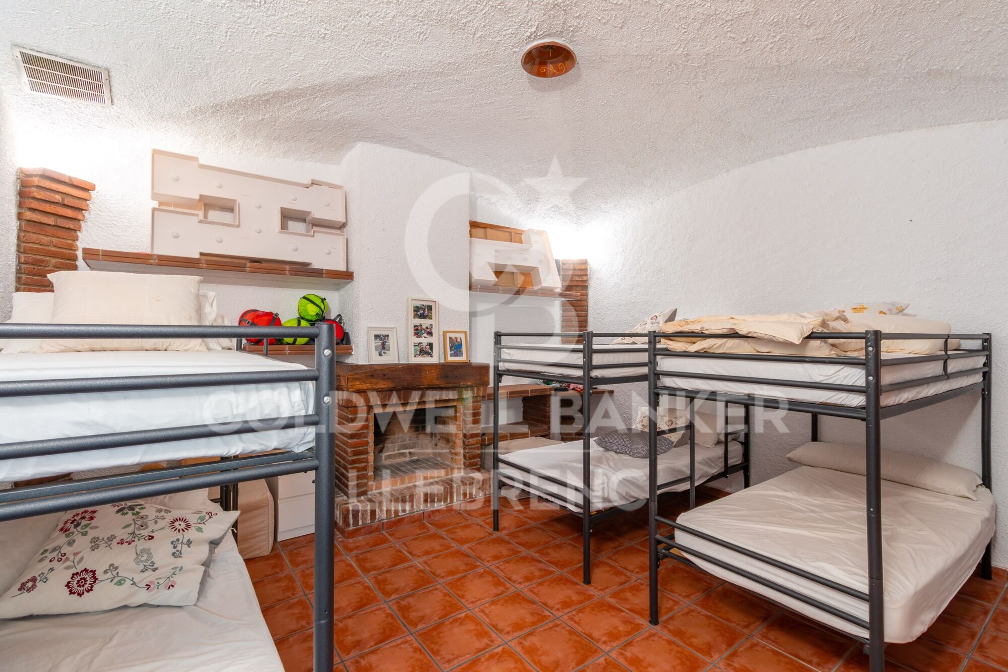 Casa unifamiliar con piscina, jardín y amplias terrazas en venta en La Plana - Bellsoleig
