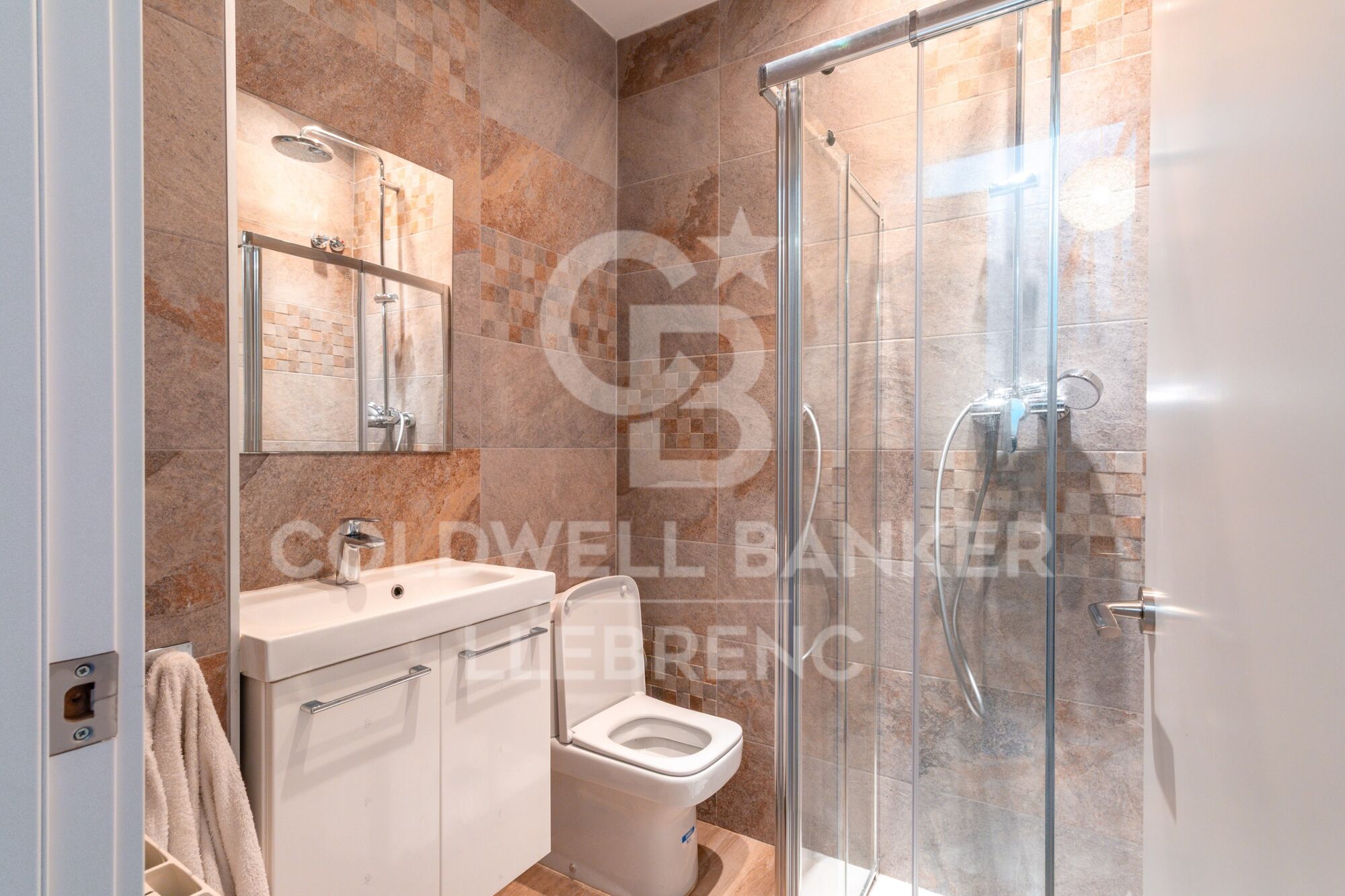 Casa unifamiliar con piscina, jardín y amplias terrazas en venta en La Plana - Bellsoleig