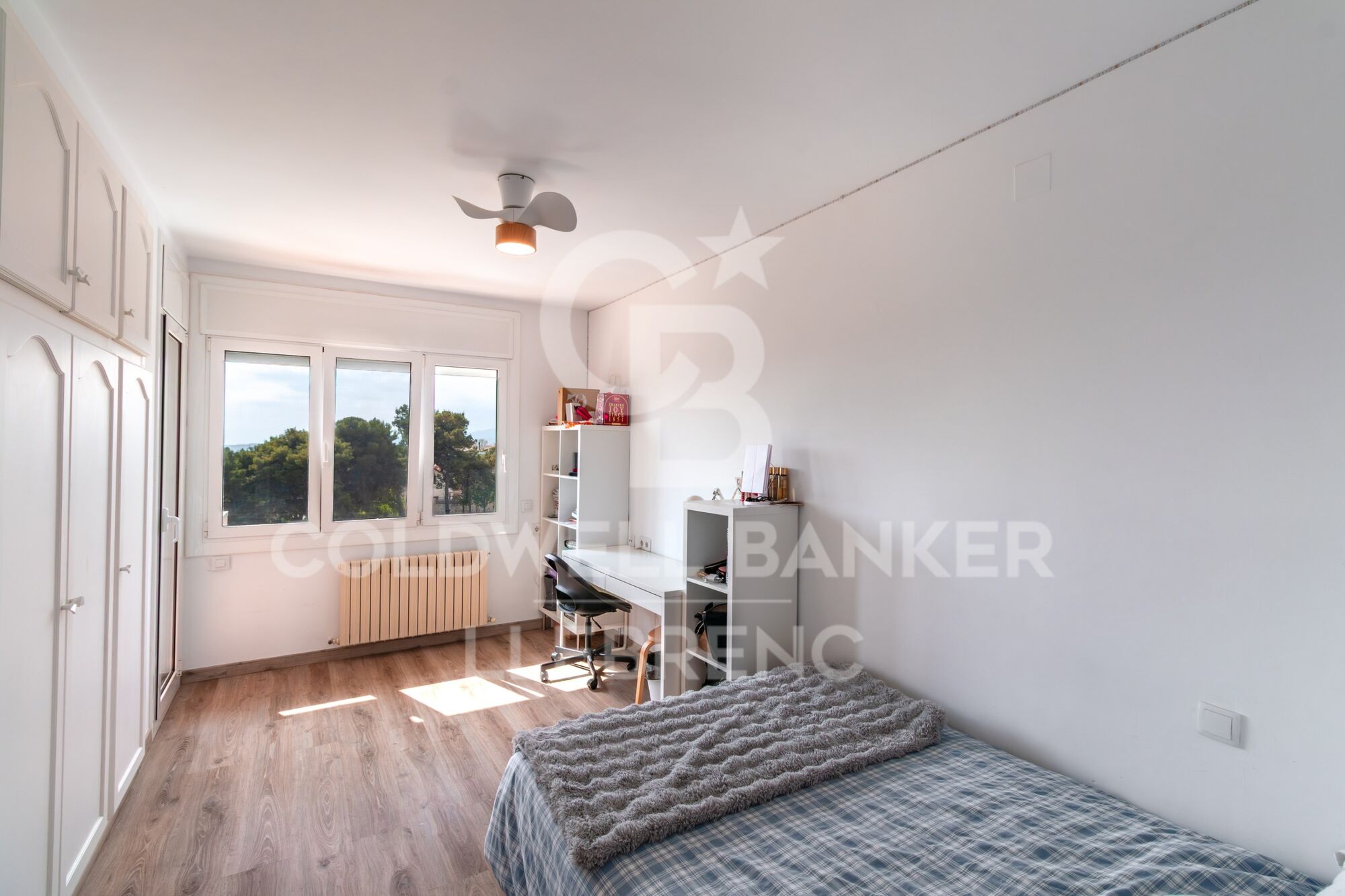 Casa unifamiliar con piscina, jardín y amplias terrazas en venta en La Plana - Bellsoleig