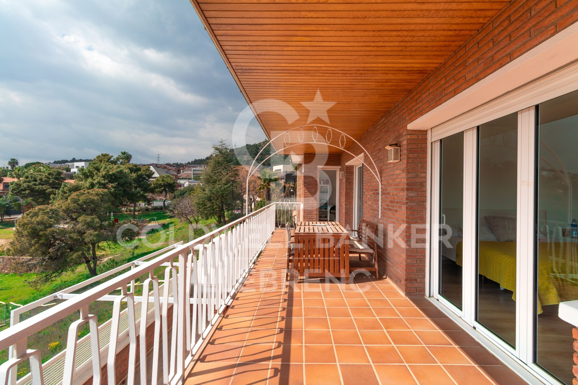 Casa unifamiliar con piscina, jardín y amplias terrazas en venta en La Plana - Bellsoleig