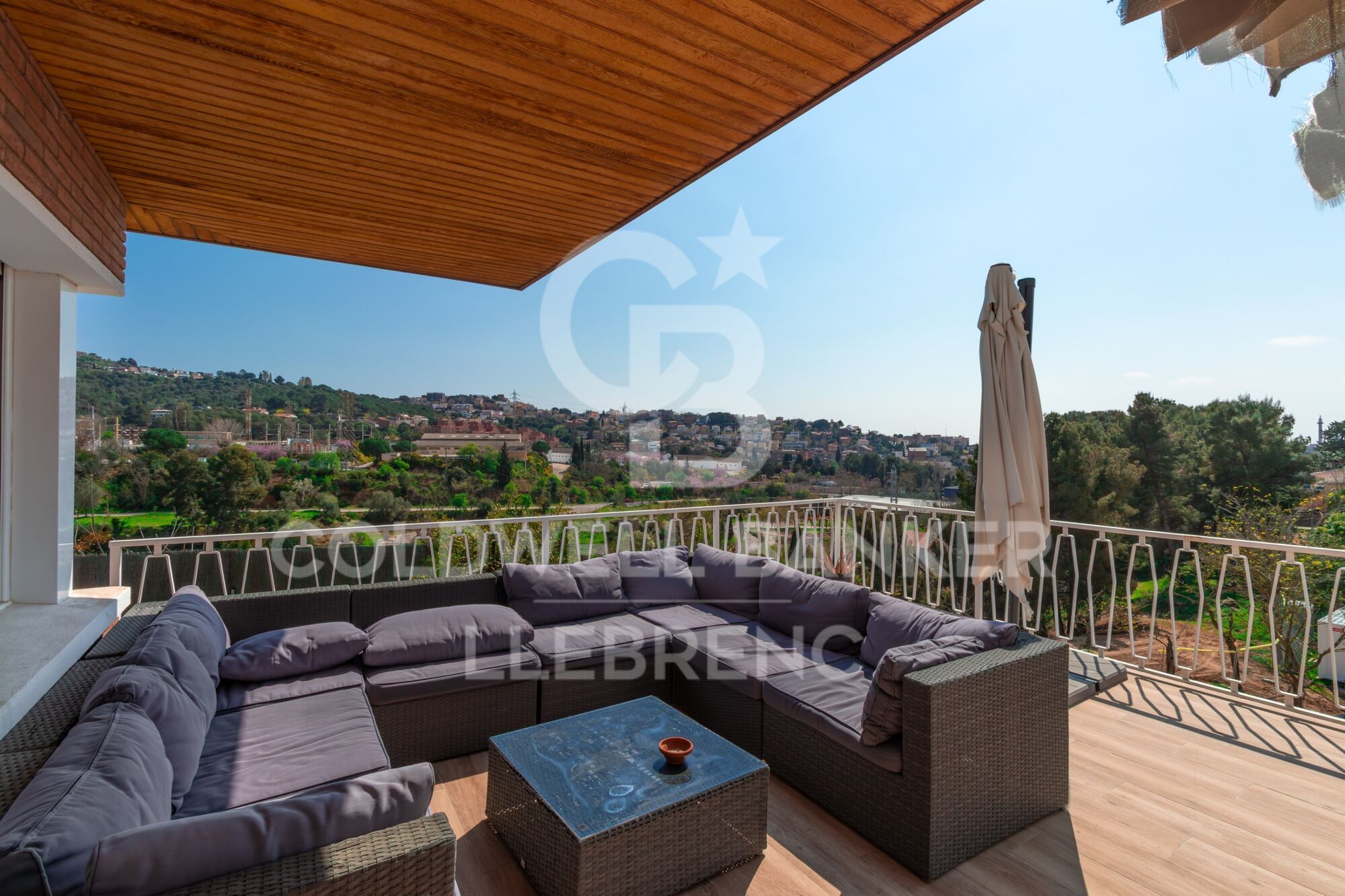 Casa unifamiliar con piscina, jardín y amplias terrazas en venta en La Plana - Bellsoleig