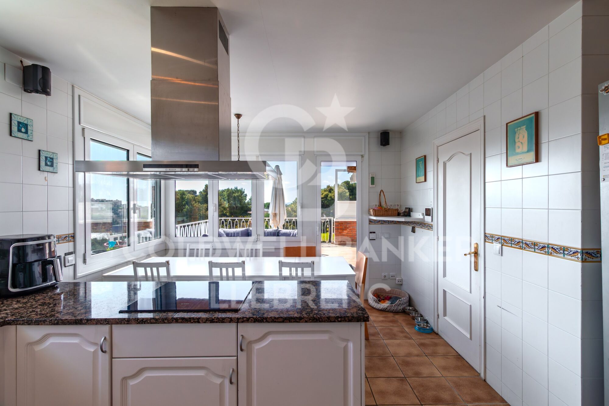 Casa unifamiliar con piscina, jardín y amplias terrazas en venta en La Plana - Bellsoleig