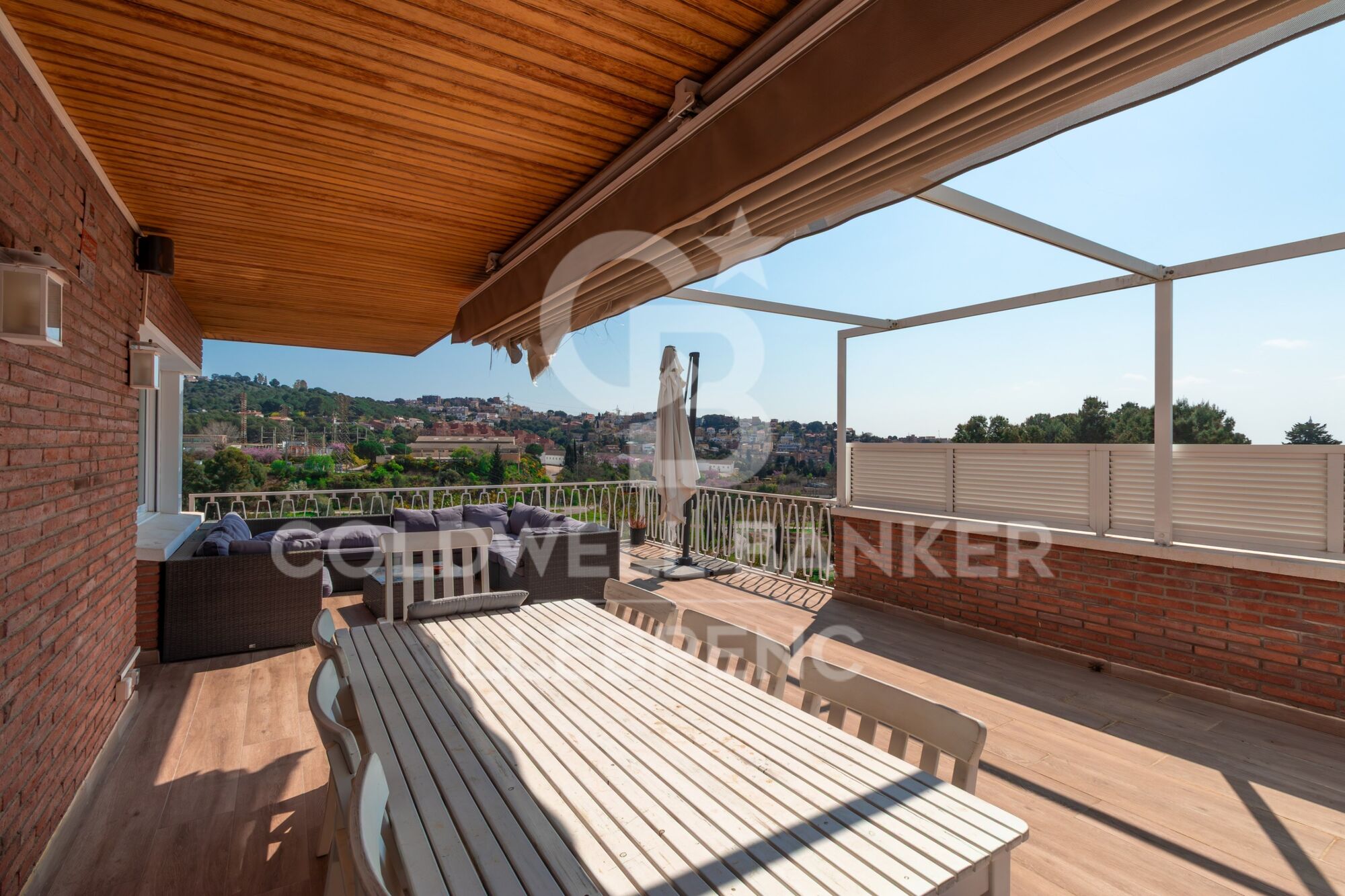 Casa unifamiliar con piscina, jardín y amplias terrazas en venta en La Plana - Bellsoleig