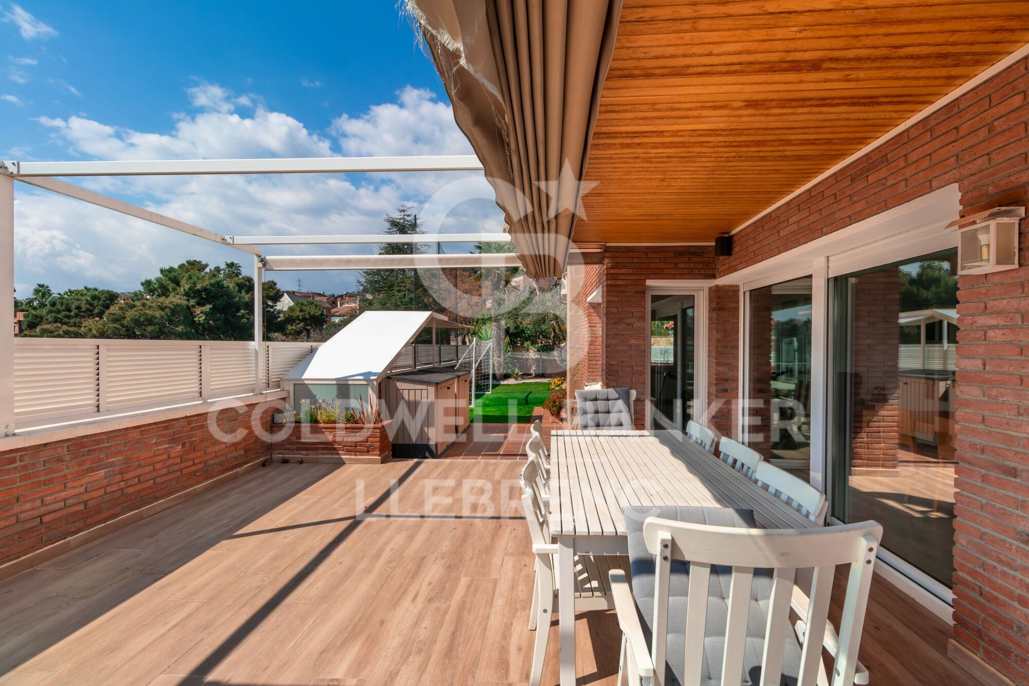 Casa unifamiliar con piscina, jardín y amplias terrazas en venta en La Plana - Bellsoleig