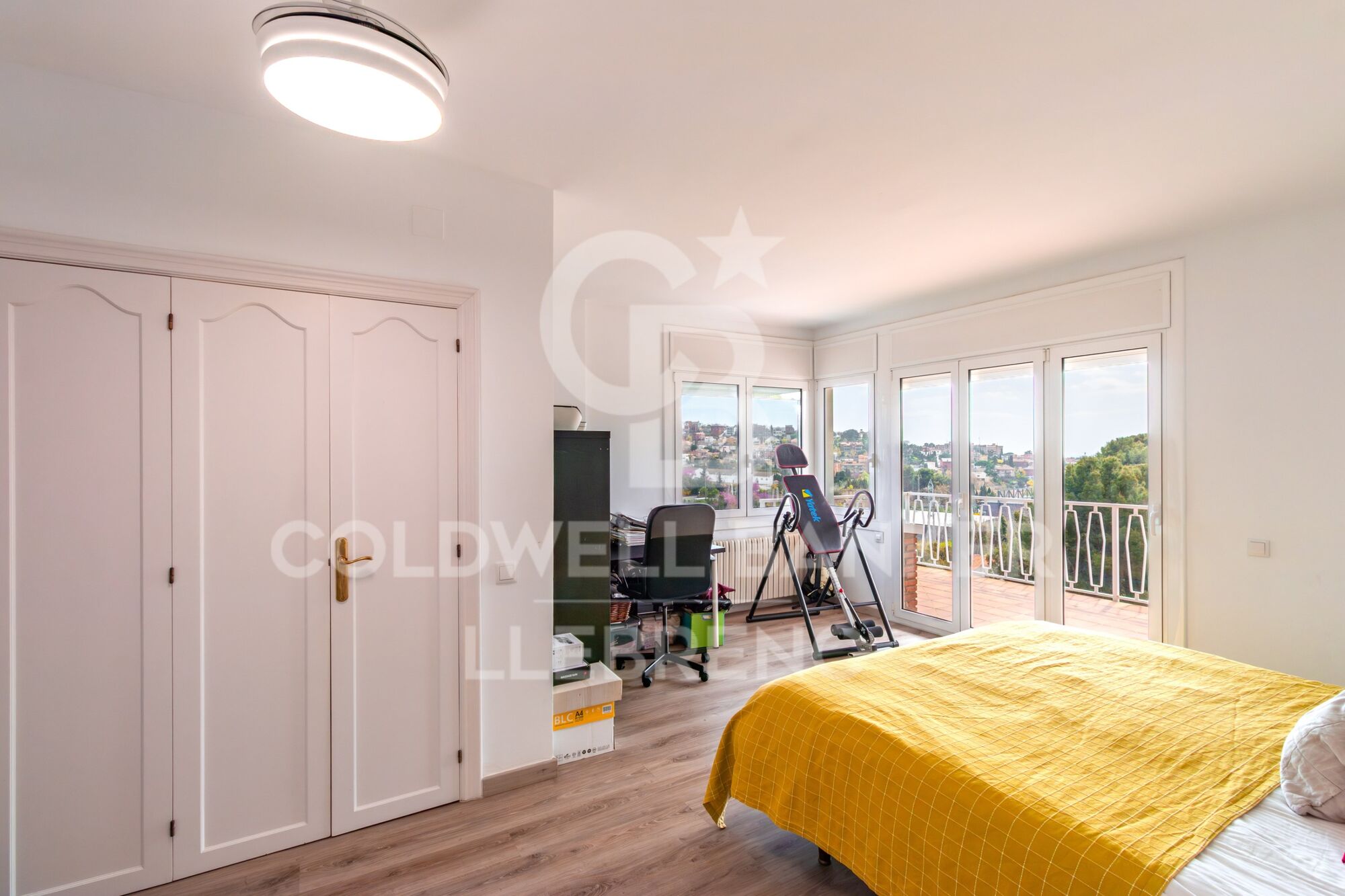 Casa unifamiliar con piscina, jardín y amplias terrazas en venta en La Plana - Bellsoleig