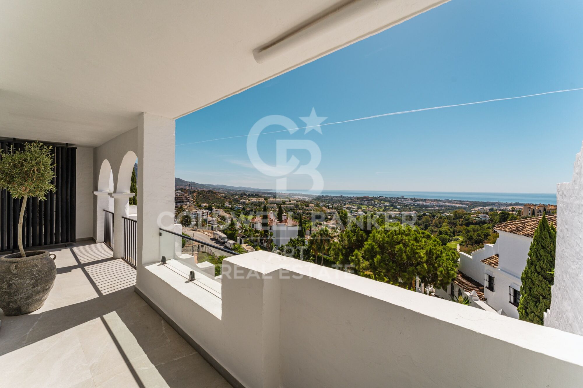 Zeitgenössisches Duplex zum Verkauf in der exklusiven Wohnanlage Las Colinas de Marbella, Benahavís