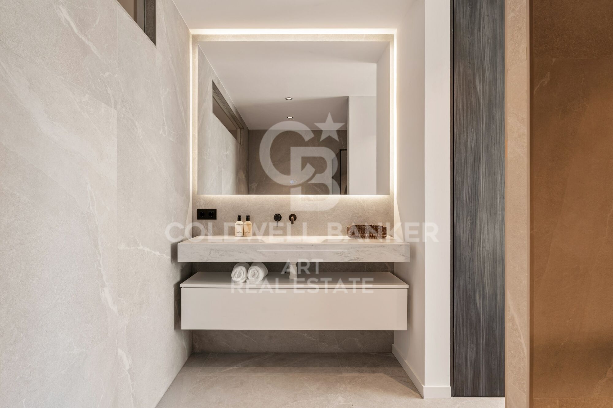 Zeitgenössisches Duplex zum Verkauf in der exklusiven Wohnanlage Las Colinas de Marbella, Benahavís