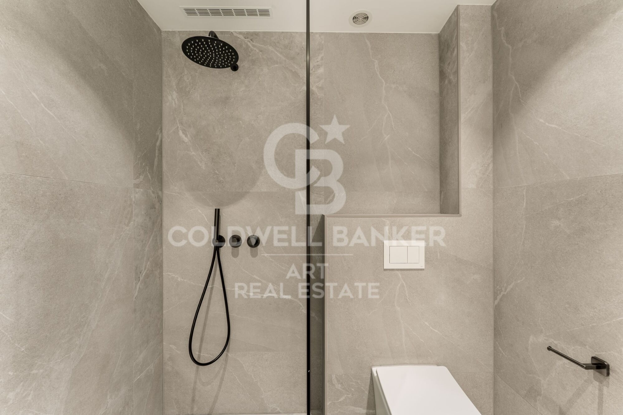 Zeitgenössisches Duplex zum Verkauf in der exklusiven Wohnanlage Las Colinas de Marbella, Benahavís