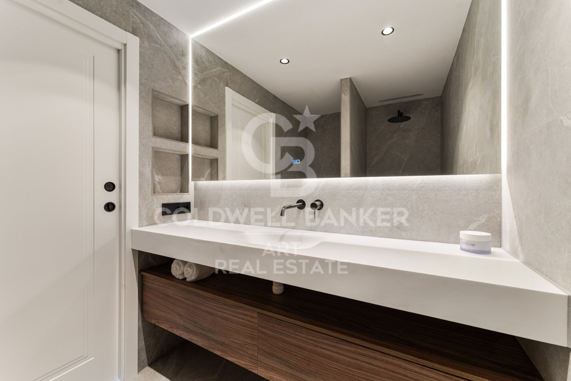 Zeitgenössisches Duplex zum Verkauf in der exklusiven Wohnanlage Las Colinas de Marbella, Benahavís