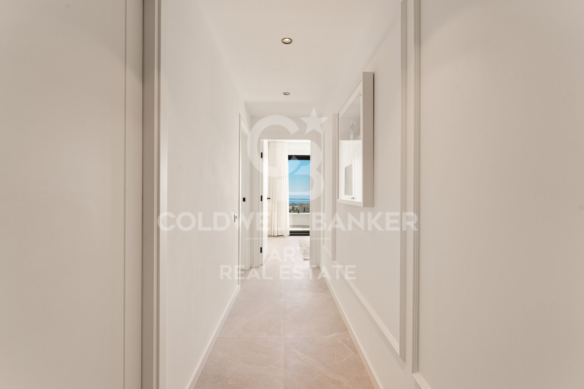 Zeitgenössisches Duplex zum Verkauf in der exklusiven Wohnanlage Las Colinas de Marbella, Benahavís