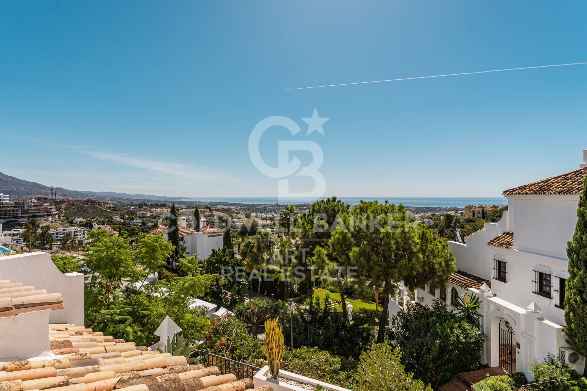 Zeitgenössisches Duplex zum Verkauf in der exklusiven Wohnanlage Las Colinas de Marbella, Benahavís