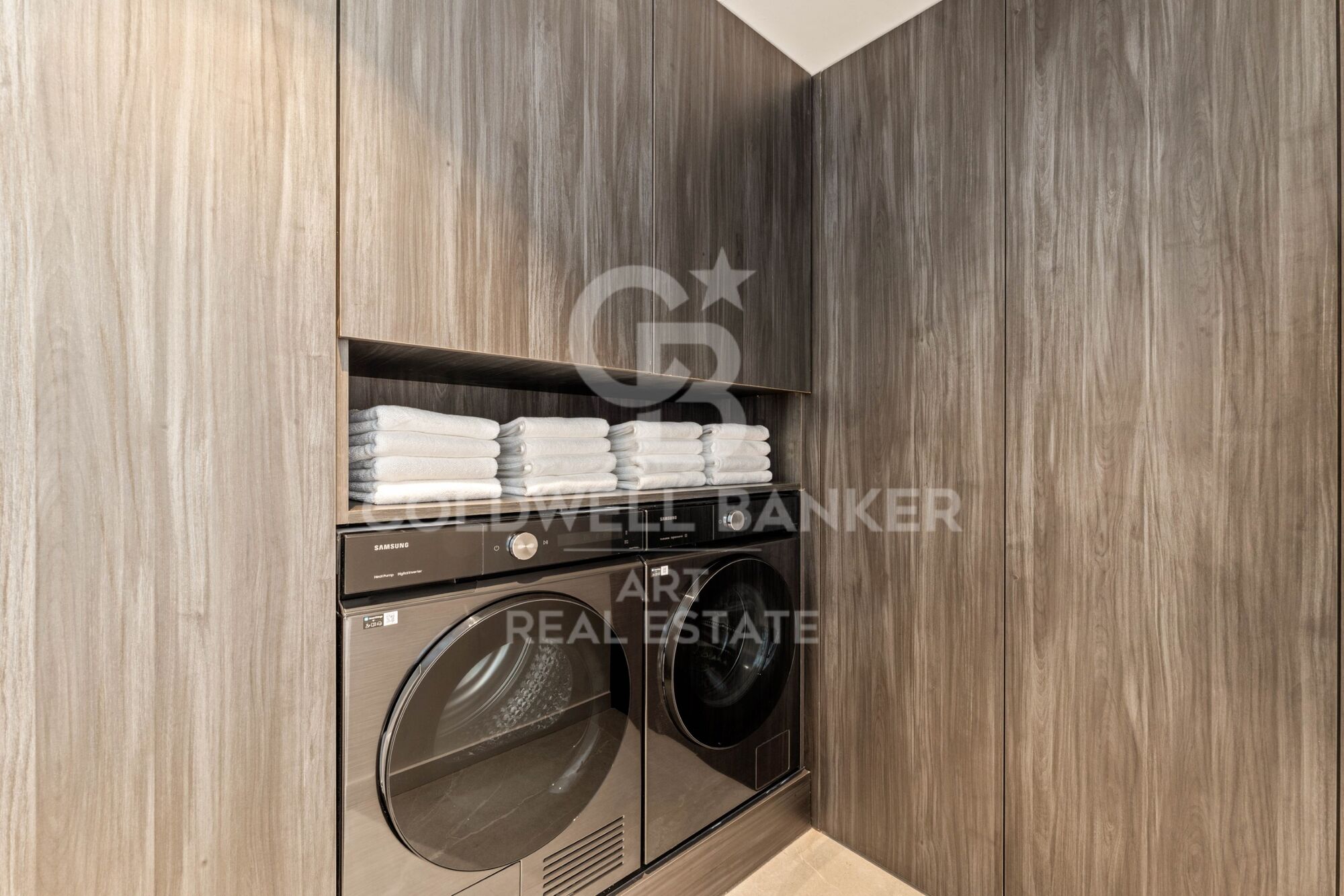 Zeitgenössisches Duplex zum Verkauf in der exklusiven Wohnanlage Las Colinas de Marbella, Benahavís