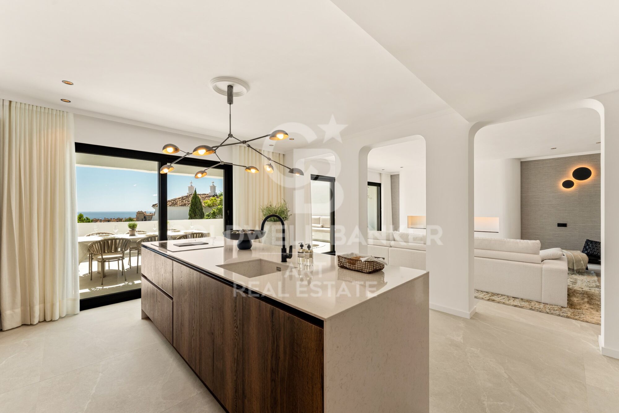 Dúplex contemporáneo en venta en la exclusiva urbanización Las Colinas de Marbella, en Benahavís.
