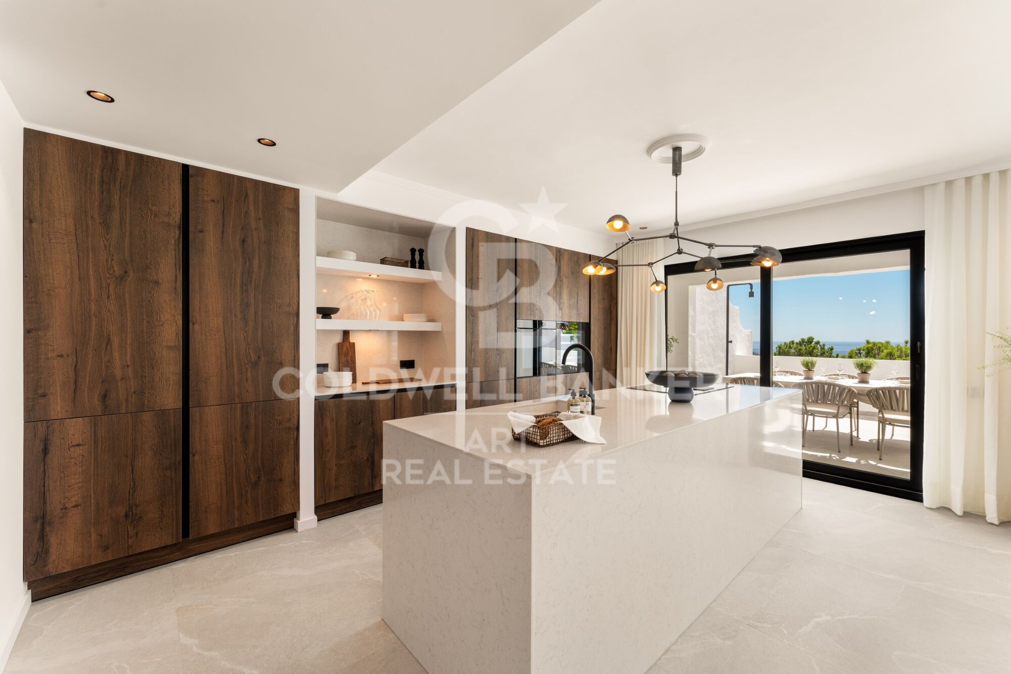 Dúplex contemporáneo en venta en la exclusiva urbanización Las Colinas de Marbella, en Benahavís.