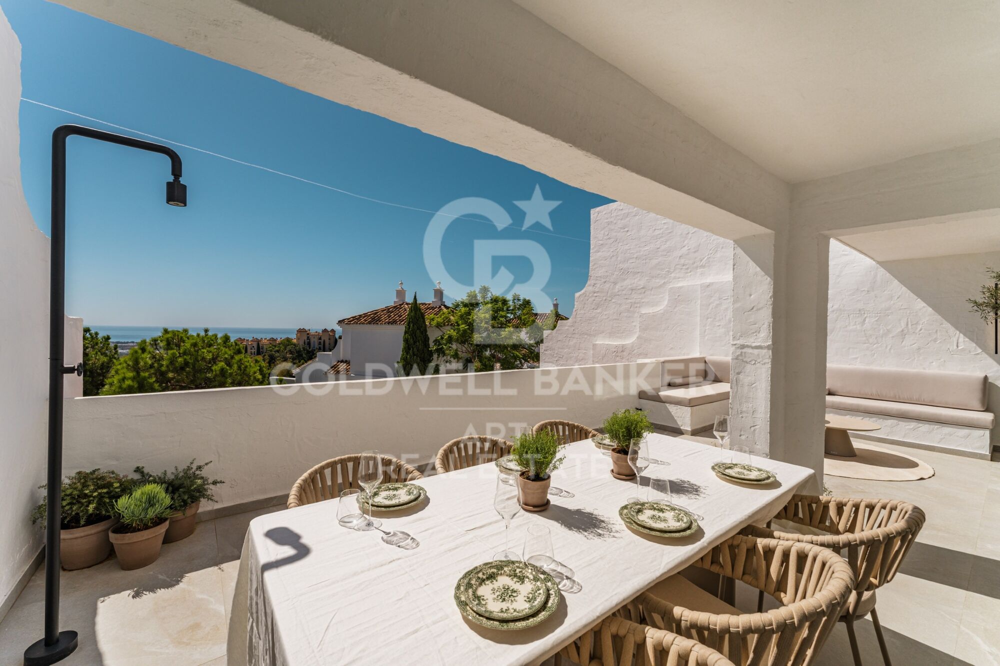 Dúplex contemporáneo en venta en la exclusiva urbanización Las Colinas de Marbella, en Benahavís.