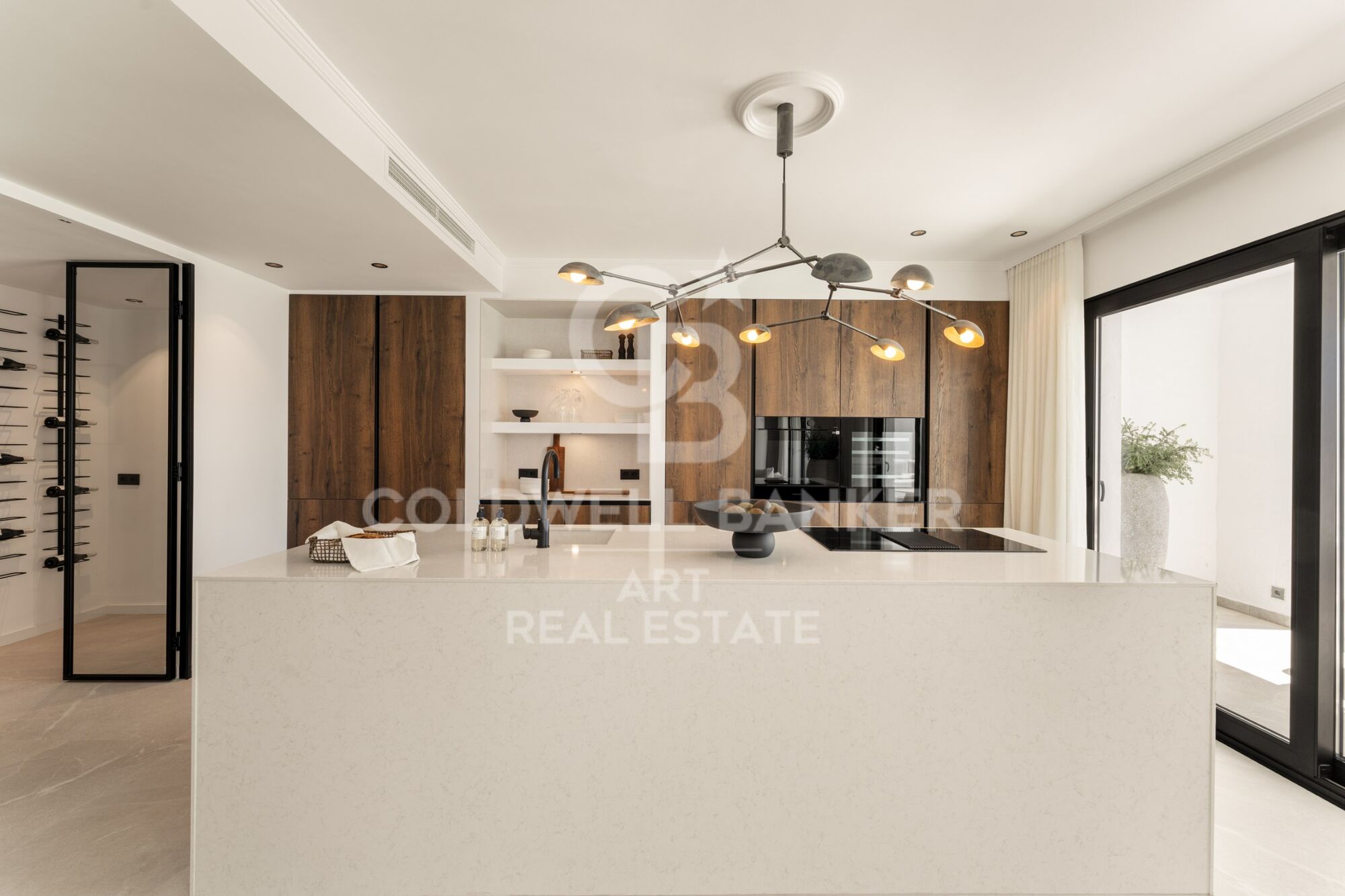 Dúplex contemporáneo en venta en la exclusiva urbanización Las Colinas de Marbella, en Benahavís.
