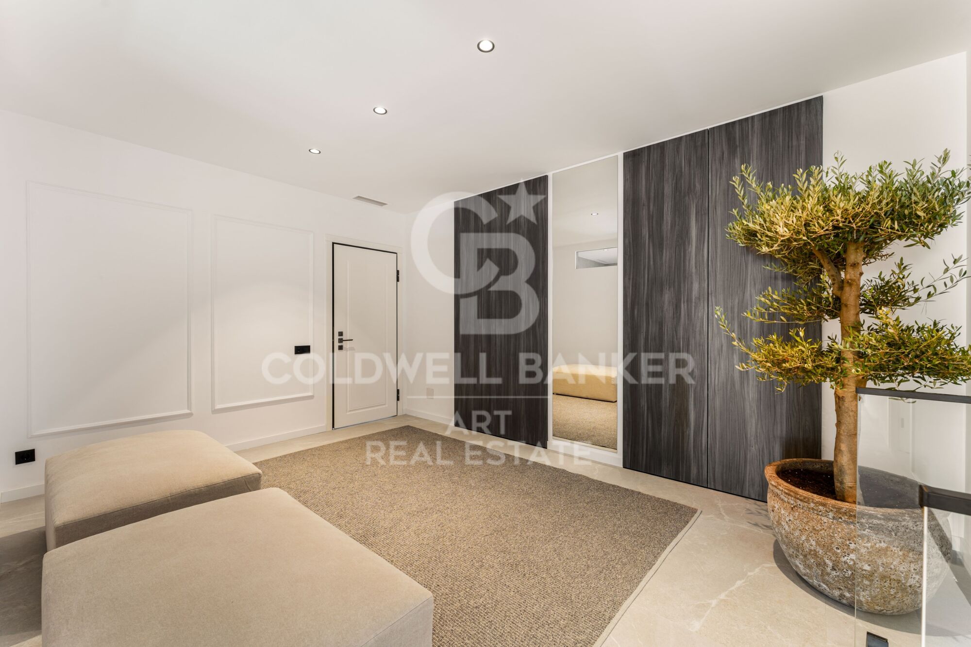 Dúplex contemporáneo en venta en la exclusiva urbanización Las Colinas de Marbella, en Benahavís.