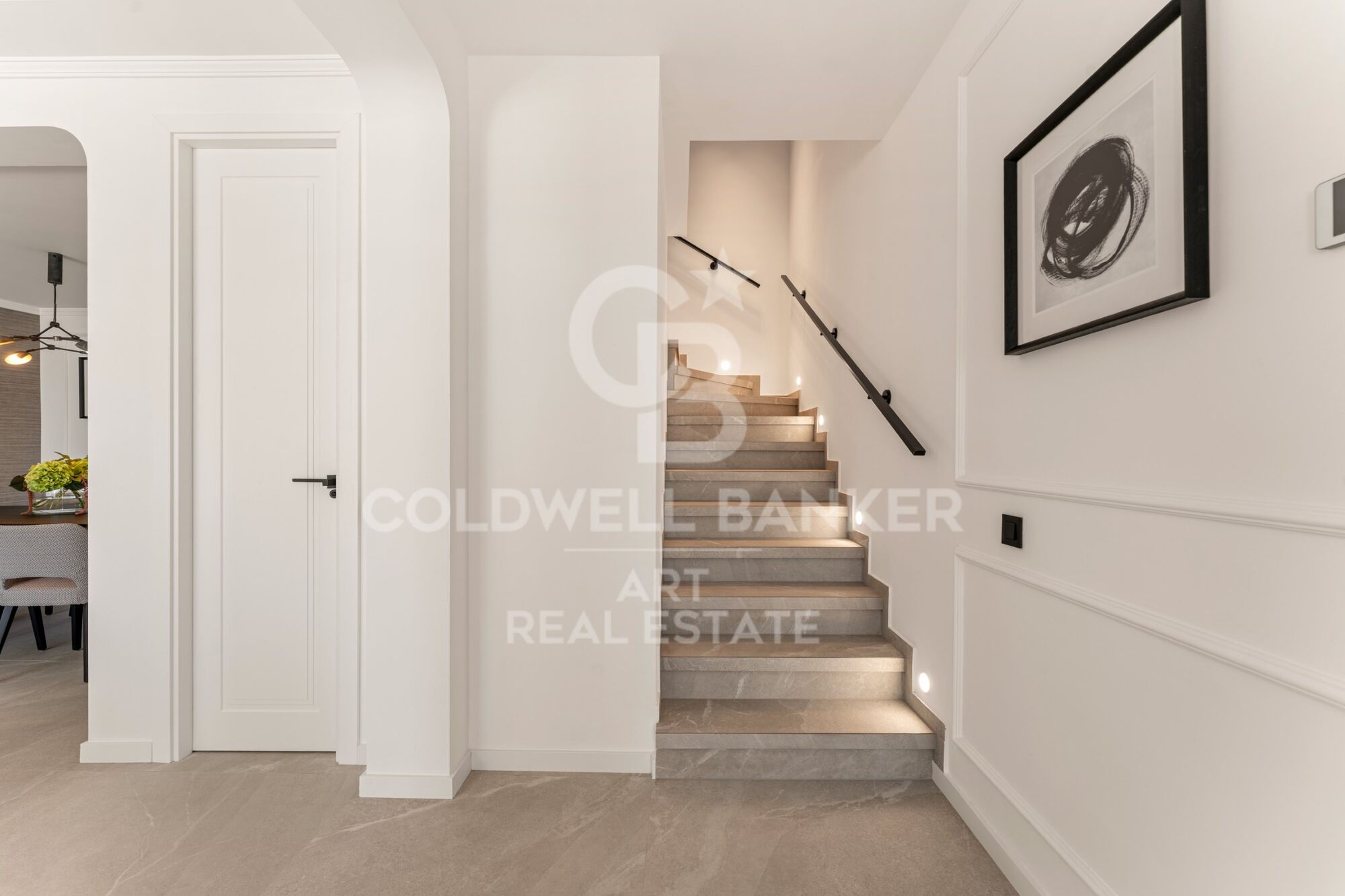 Dúplex contemporáneo en venta en la exclusiva urbanización Las Colinas de Marbella, en Benahavís.