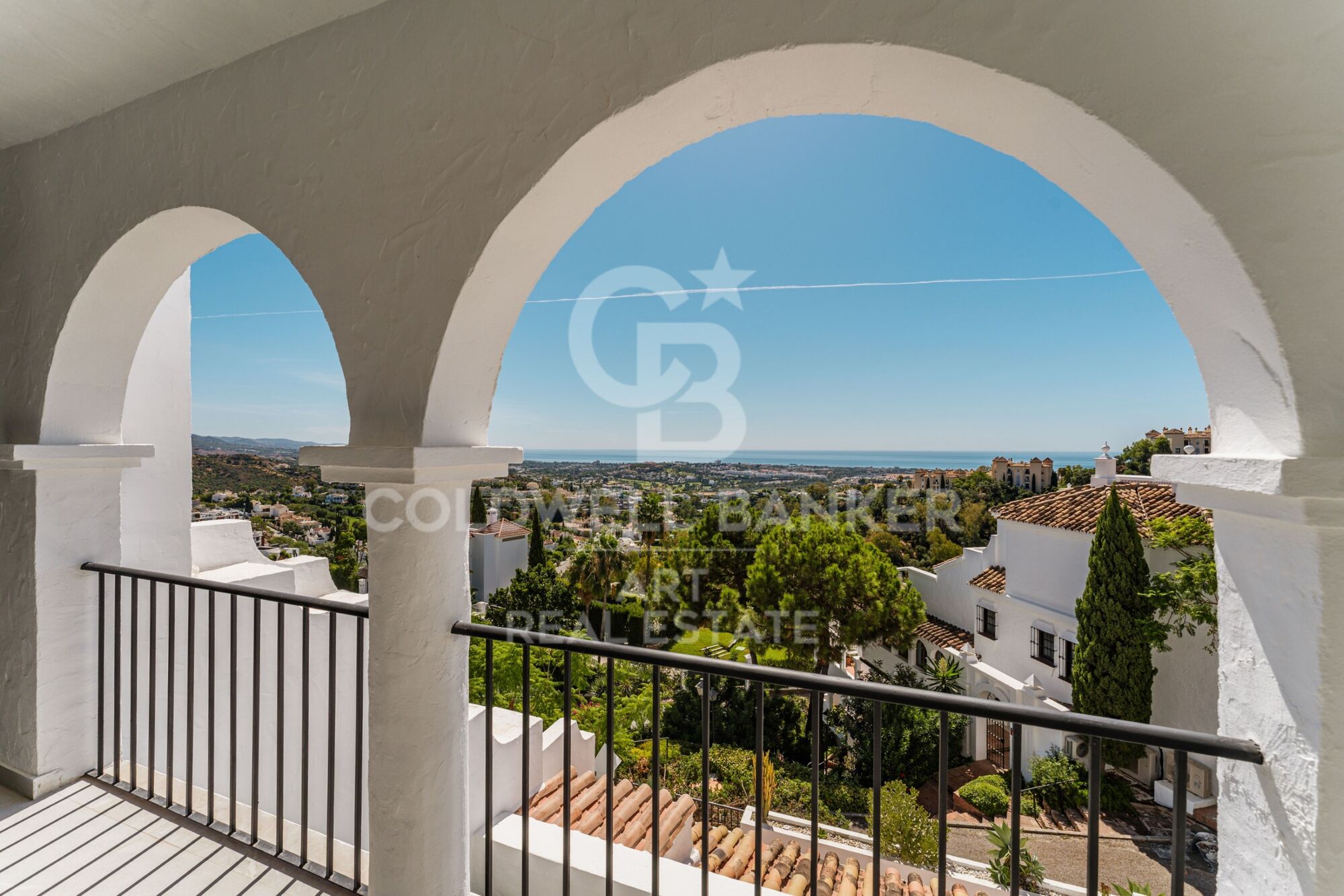 Dúplex contemporáneo en venta en la exclusiva urbanización Las Colinas de Marbella, en Benahavís.