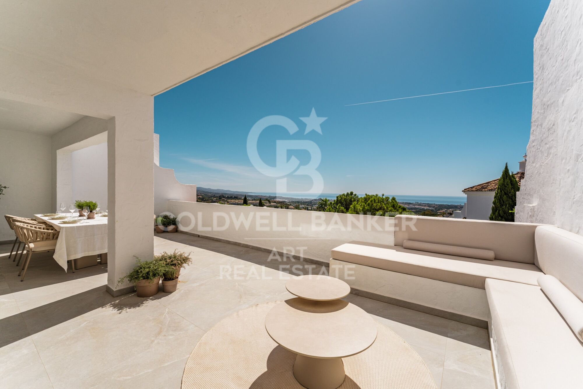Dúplex contemporáneo en venta en la exclusiva urbanización Las Colinas de Marbella, en Benahavís.