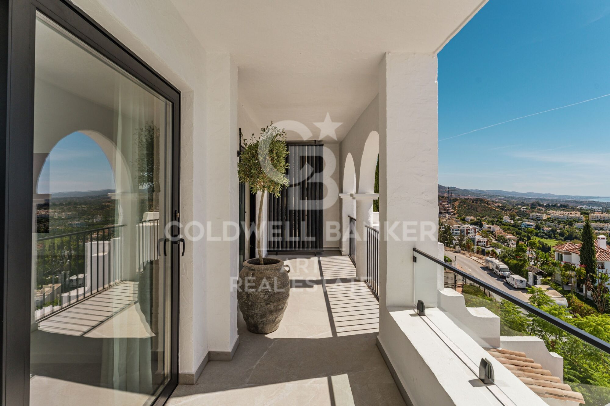 Dúplex contemporáneo en venta en la exclusiva urbanización Las Colinas de Marbella, en Benahavís.