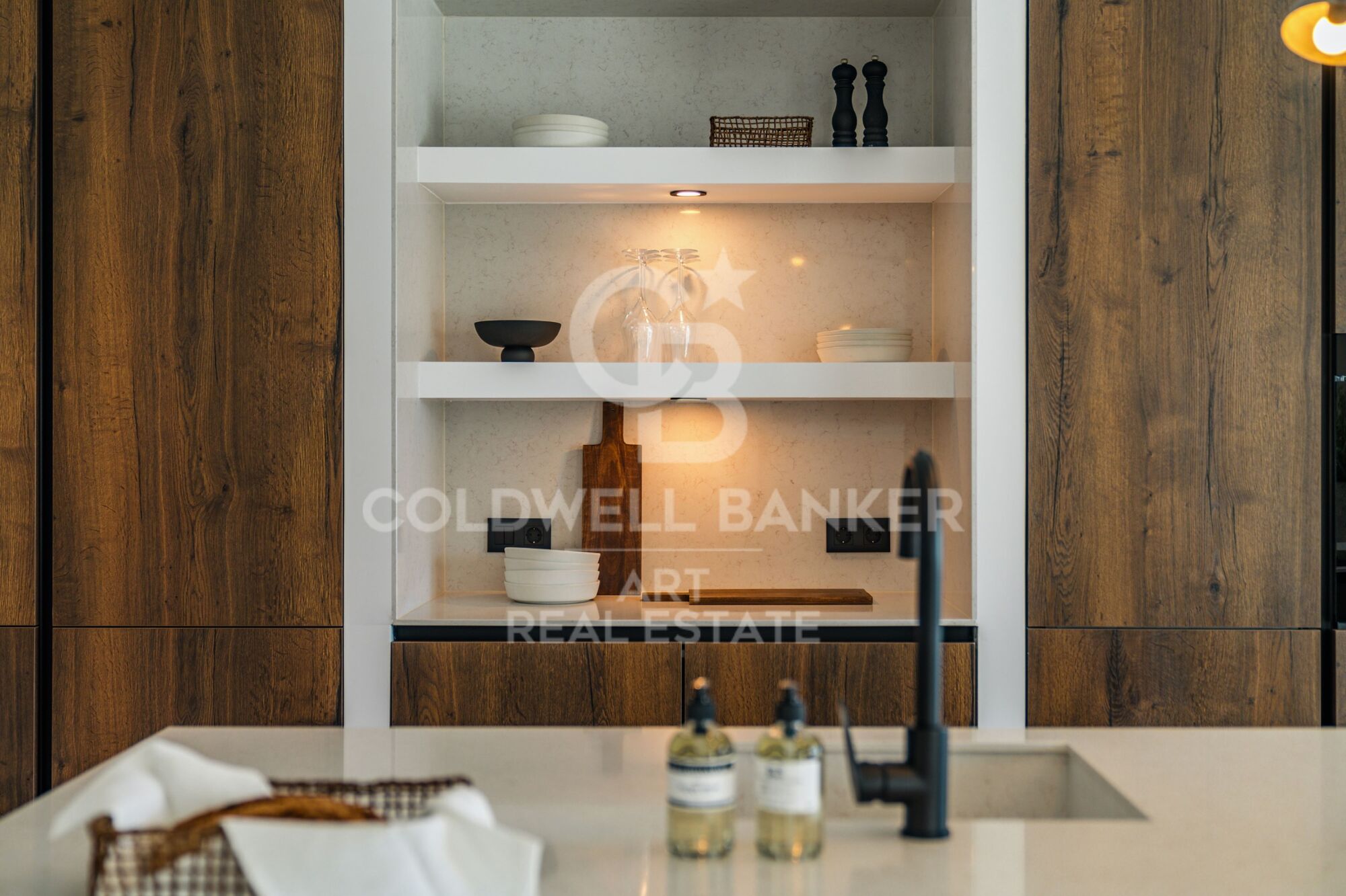 Dúplex contemporáneo en venta en la exclusiva urbanización Las Colinas de Marbella, en Benahavís.