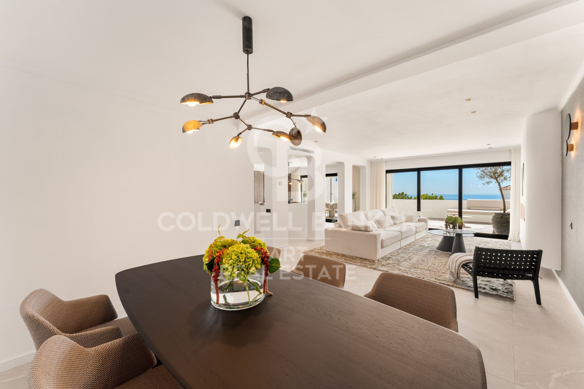 Dúplex contemporáneo en venta en la exclusiva urbanización Las Colinas de Marbella, en Benahavís.