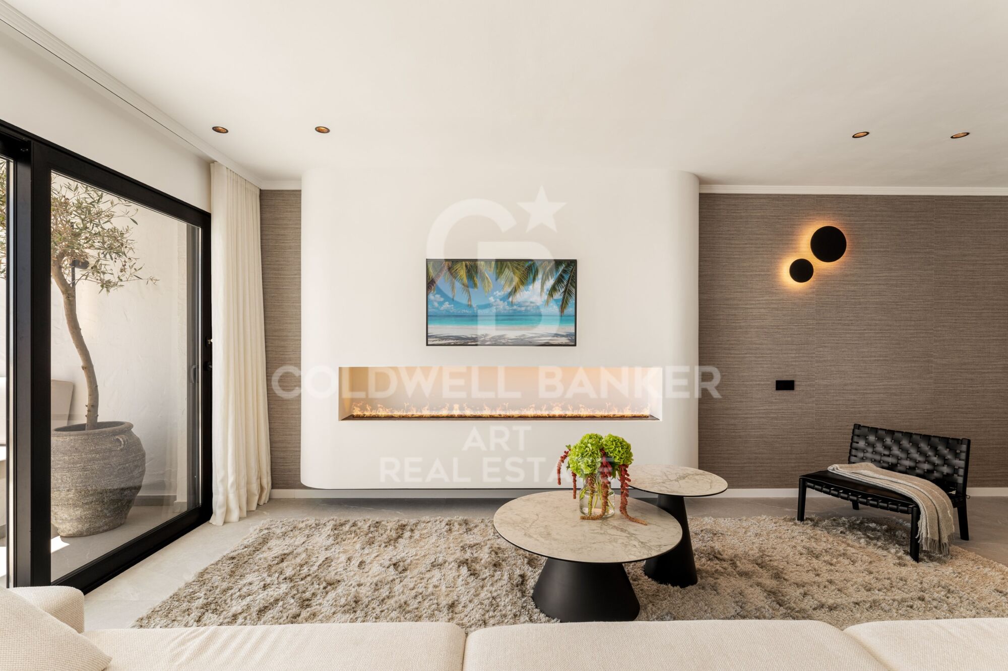 Dúplex contemporáneo en venta en la exclusiva urbanización Las Colinas de Marbella, en Benahavís.