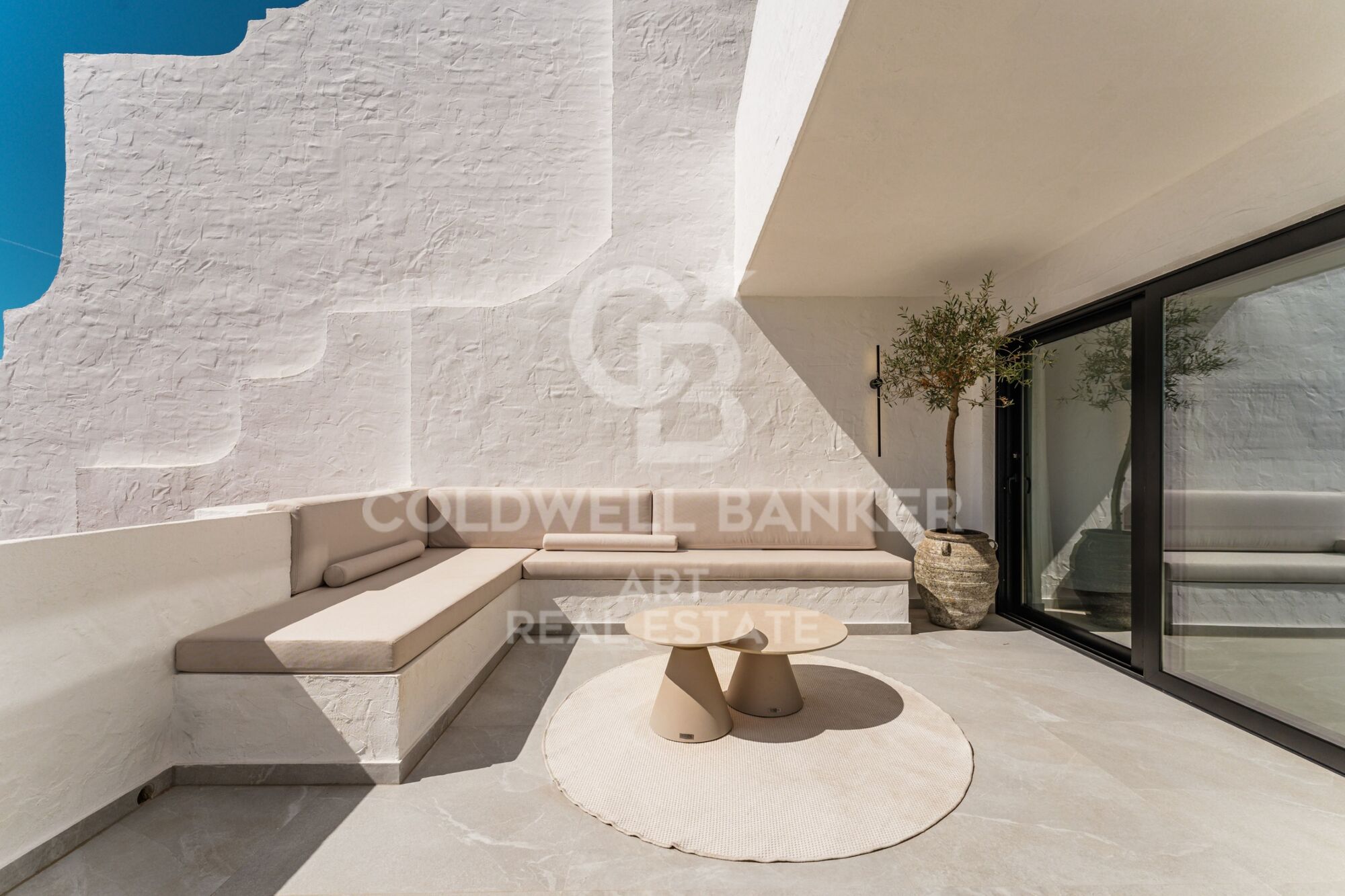 Dúplex contemporáneo en venta en la exclusiva urbanización Las Colinas de Marbella, en Benahavís.