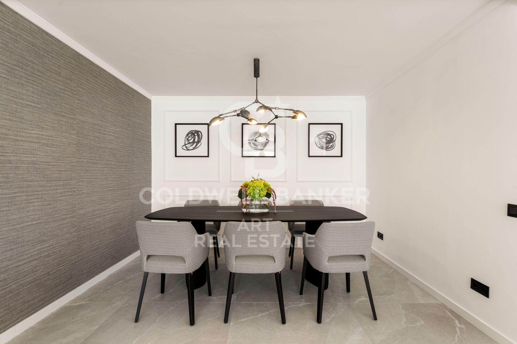Dúplex contemporáneo en venta en la exclusiva urbanización Las Colinas de Marbella, en Benahavís.