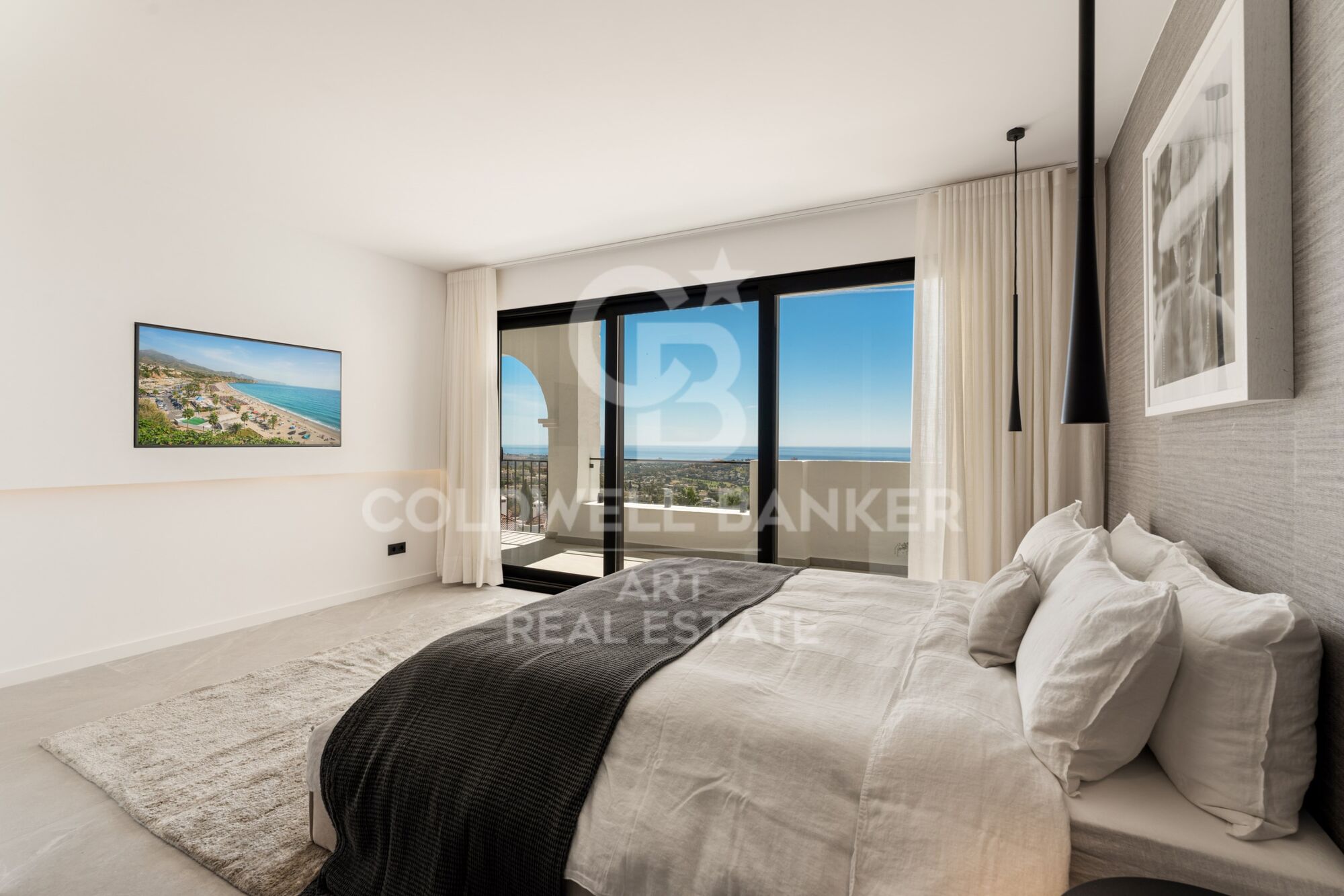 Dúplex contemporáneo en venta en la exclusiva urbanización Las Colinas de Marbella, en Benahavís.